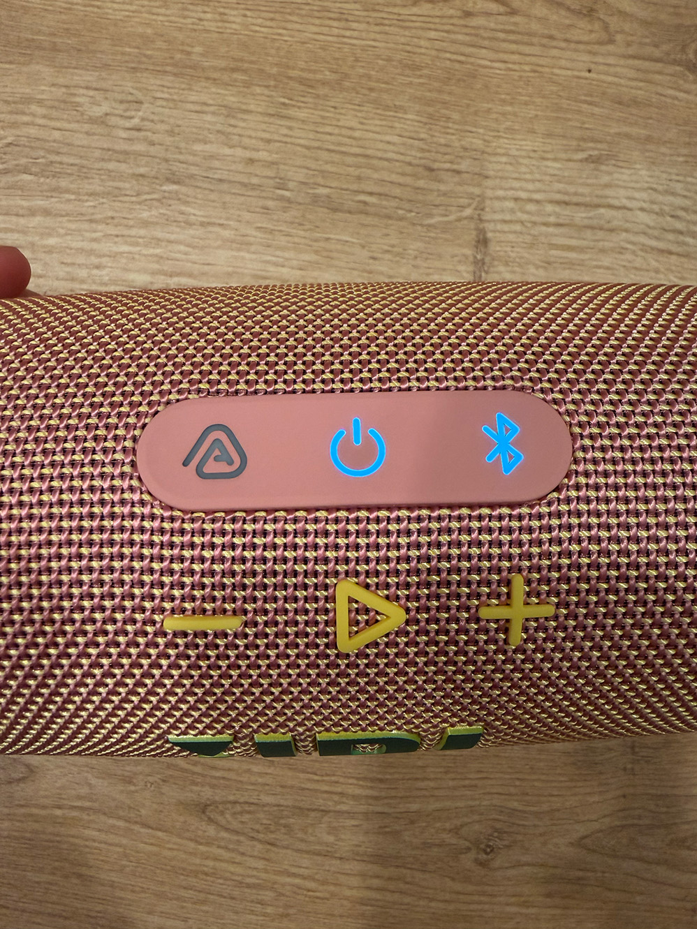 Påslagen bluetooth högtalare
