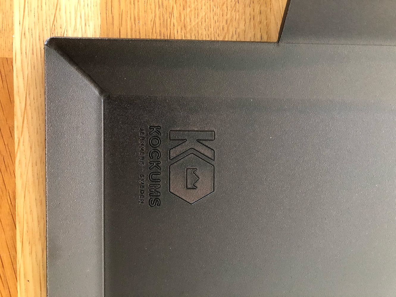 Stekbord 40x27 inzoomad på märke