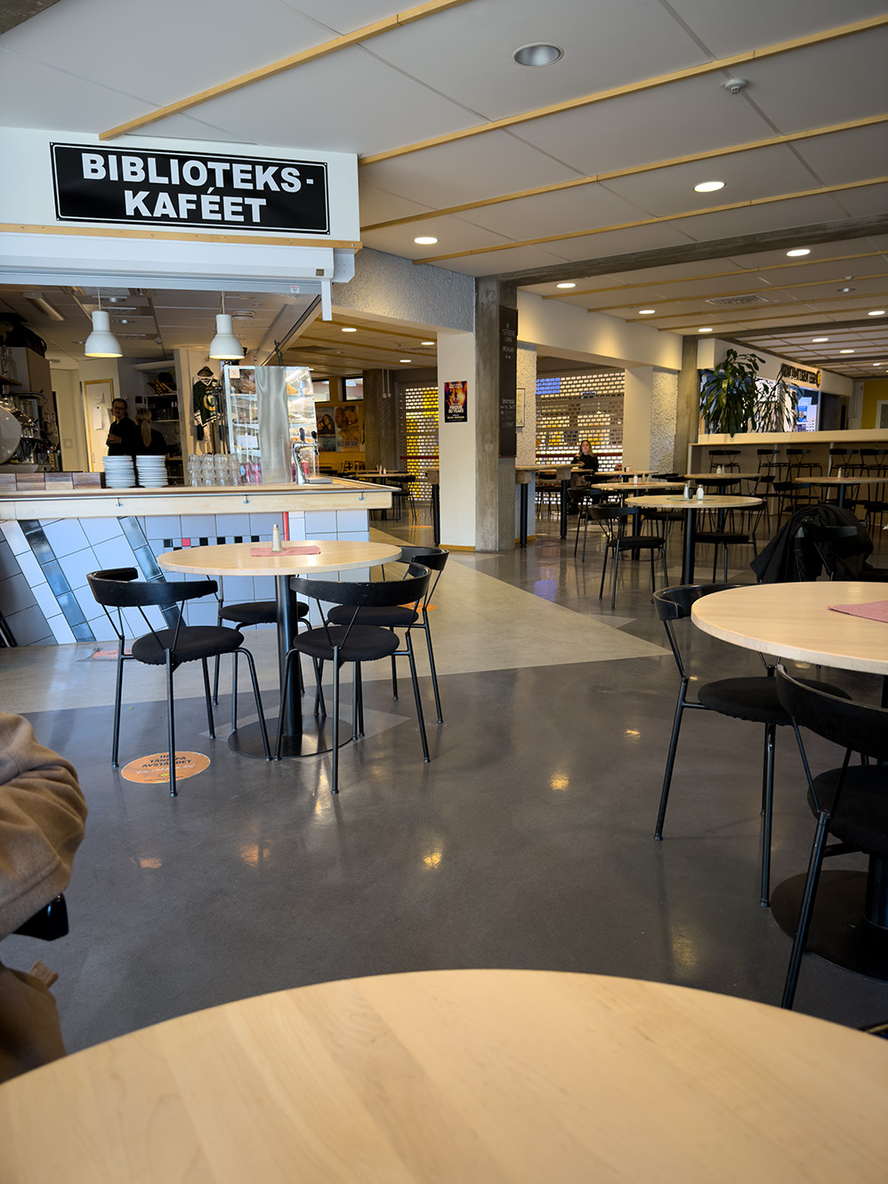 Biblioteks caféet inuti