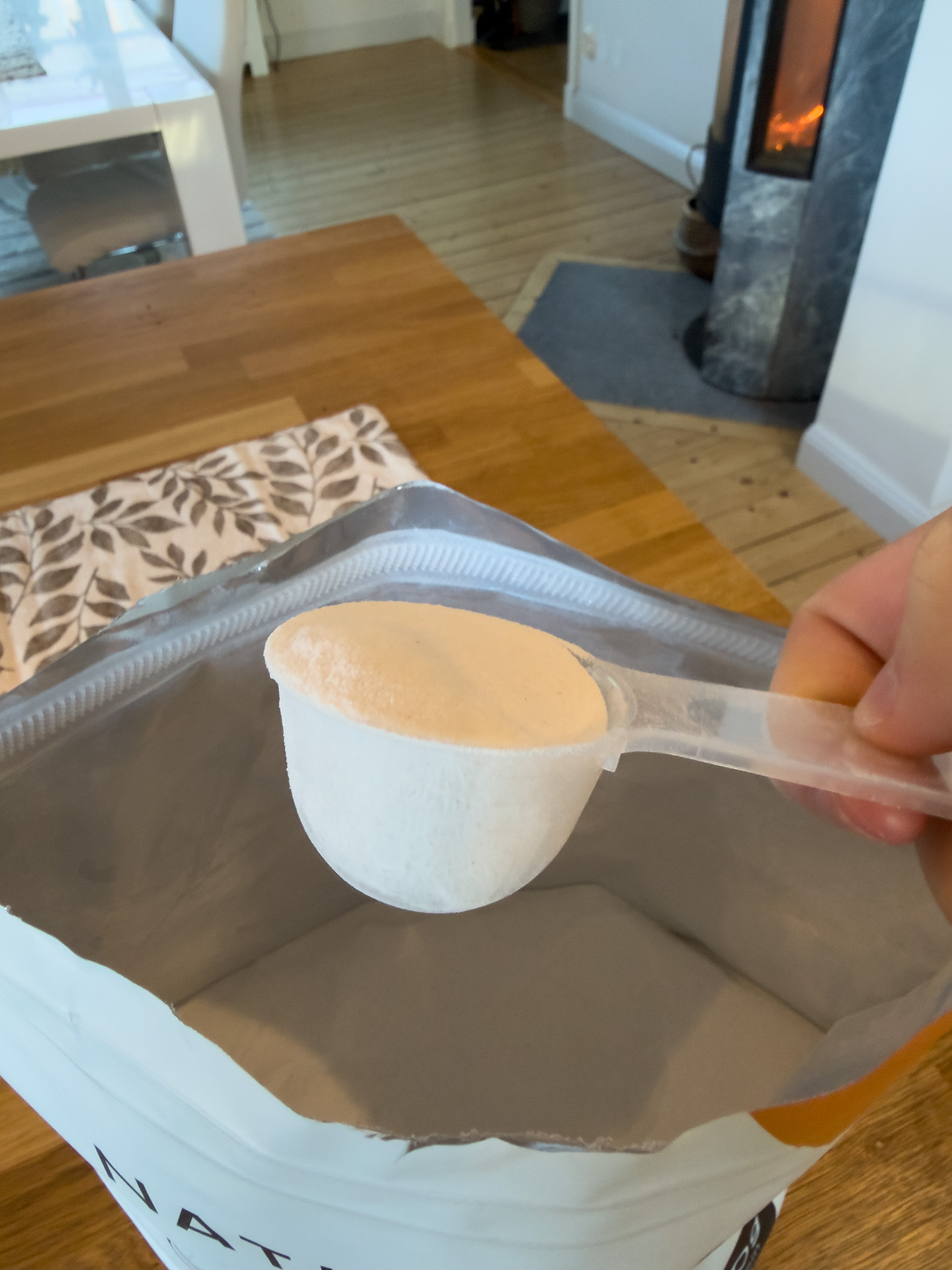 Skopa ovanför proteinpulver påse av Naturecan