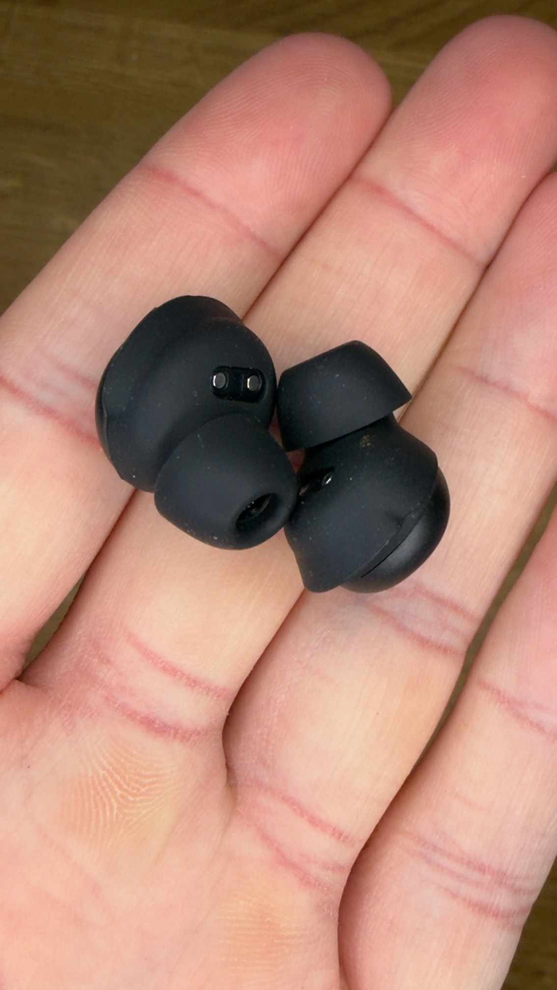 SUPRA ZERO-TX2 Mini hörlurar i handen