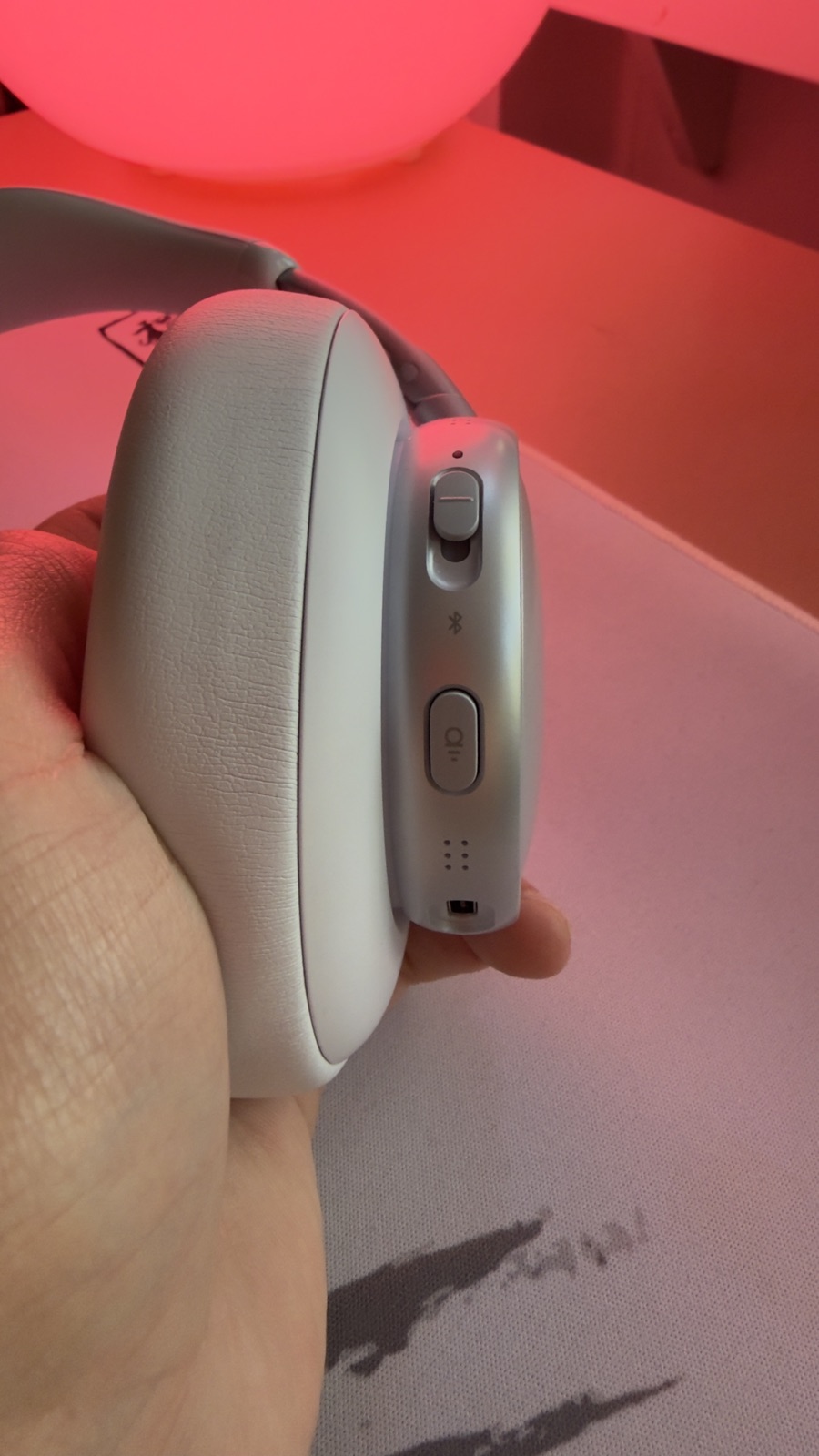 Strömreglage, Bluetooth-symbol och knapp för brusreducering på vänster öronkåpa