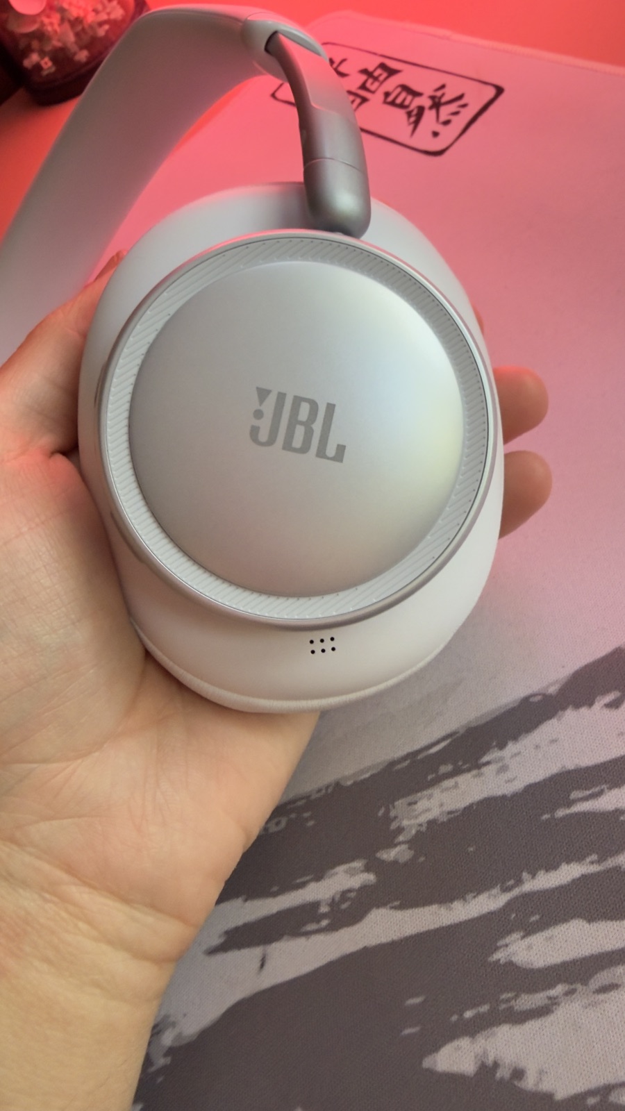 Pekytan på höger öronkåpa sitter mitt på JBL-logotypen utan kännbar markering