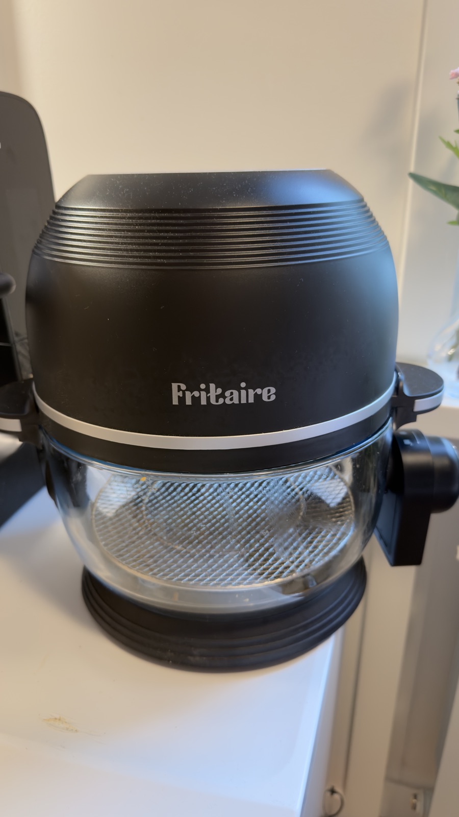 Fritaire airfryer framifrån med genomskinlig glasskål och luftställ i botten