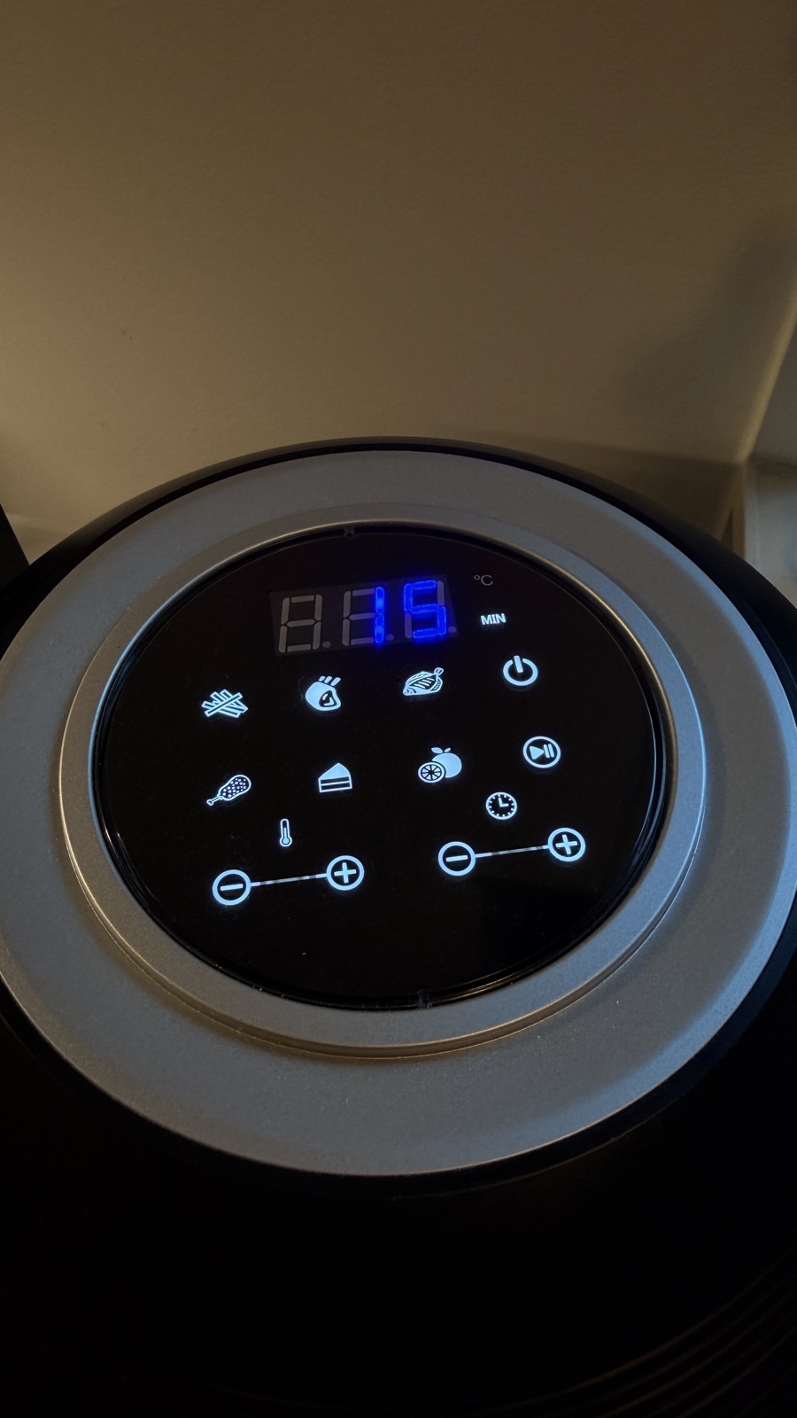 Kontrollpanelen på Fritaire airfryer med display och sex förinställda program