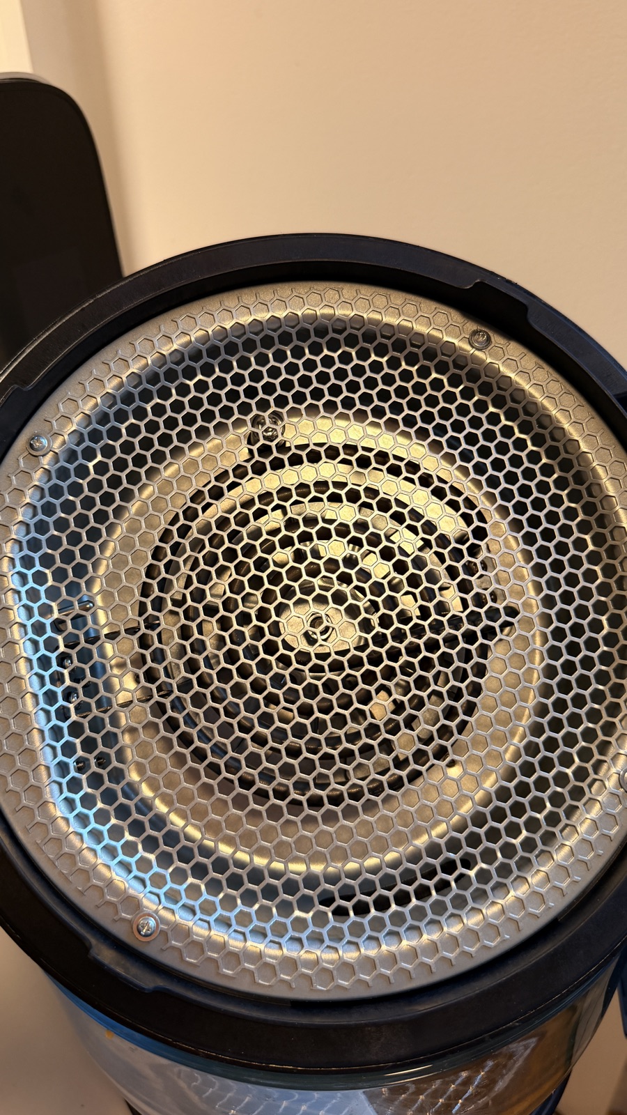 Värmeelementet under Fritaire airfryers lock bakom ett galler i honungskakemönster