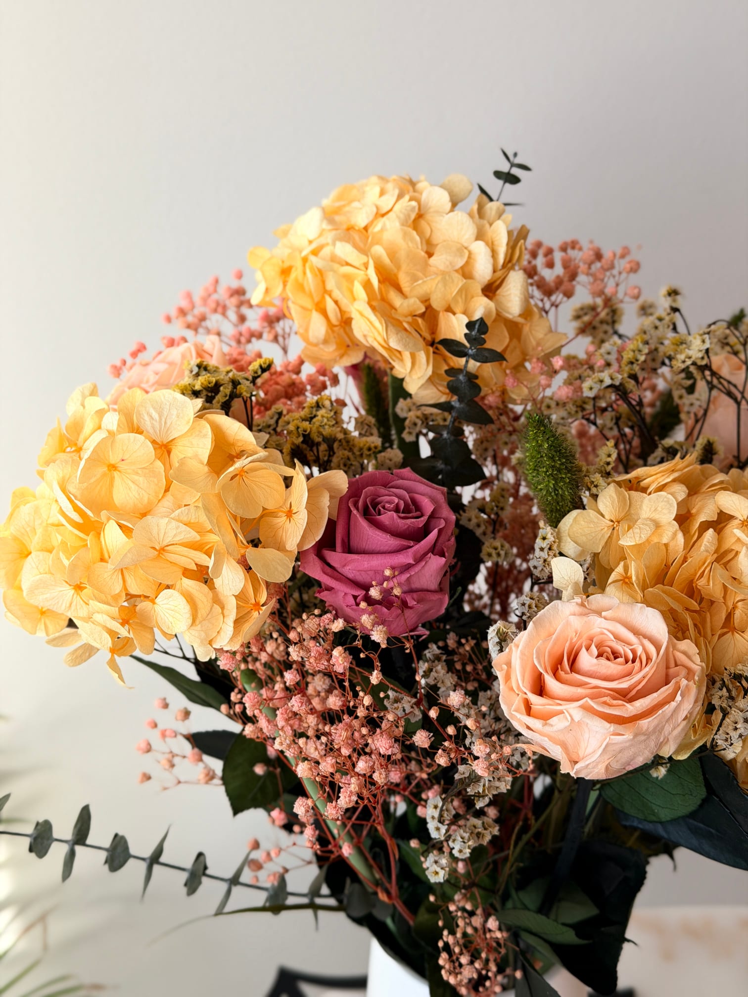 Närbild på Elin med hortensia, rosor och torkade småblommor