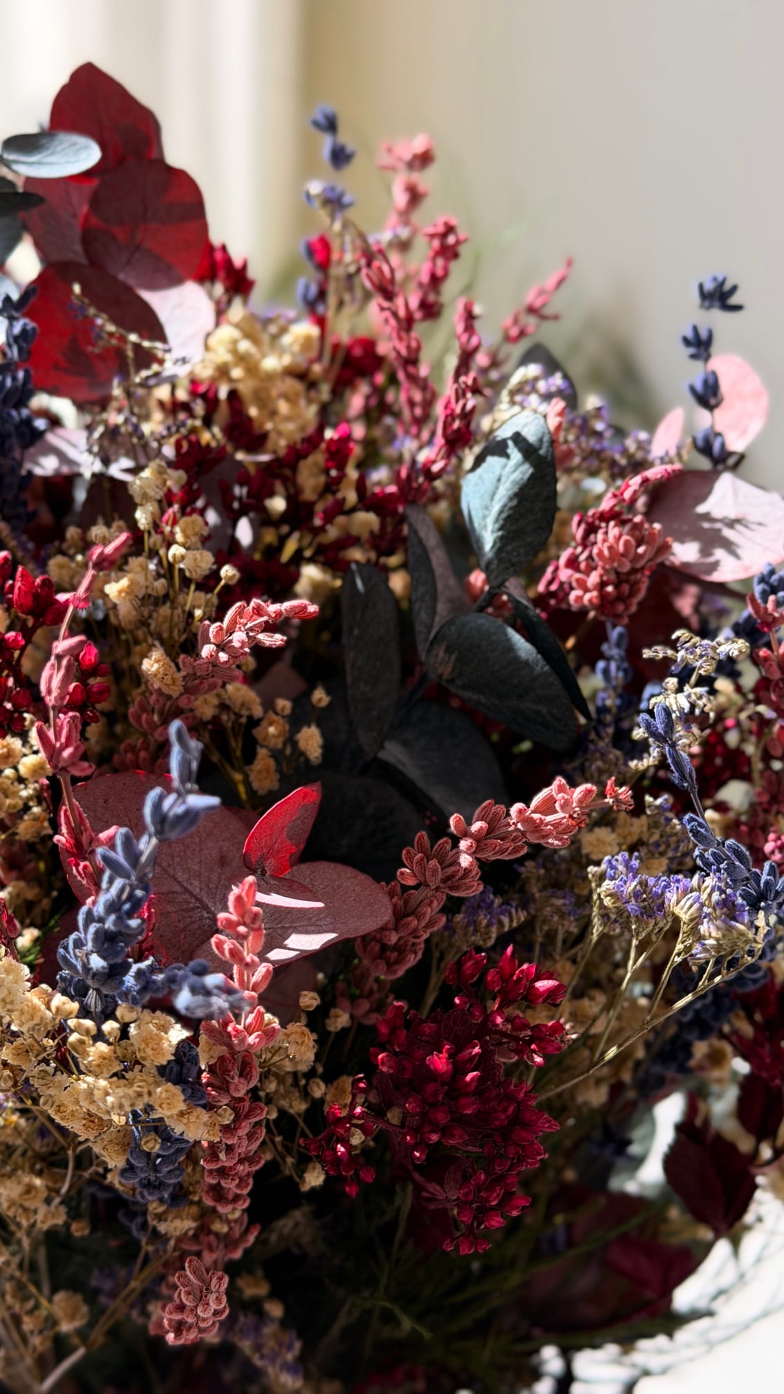 Närbild på Frisk fläkt med torkade blommor och eukalyptus