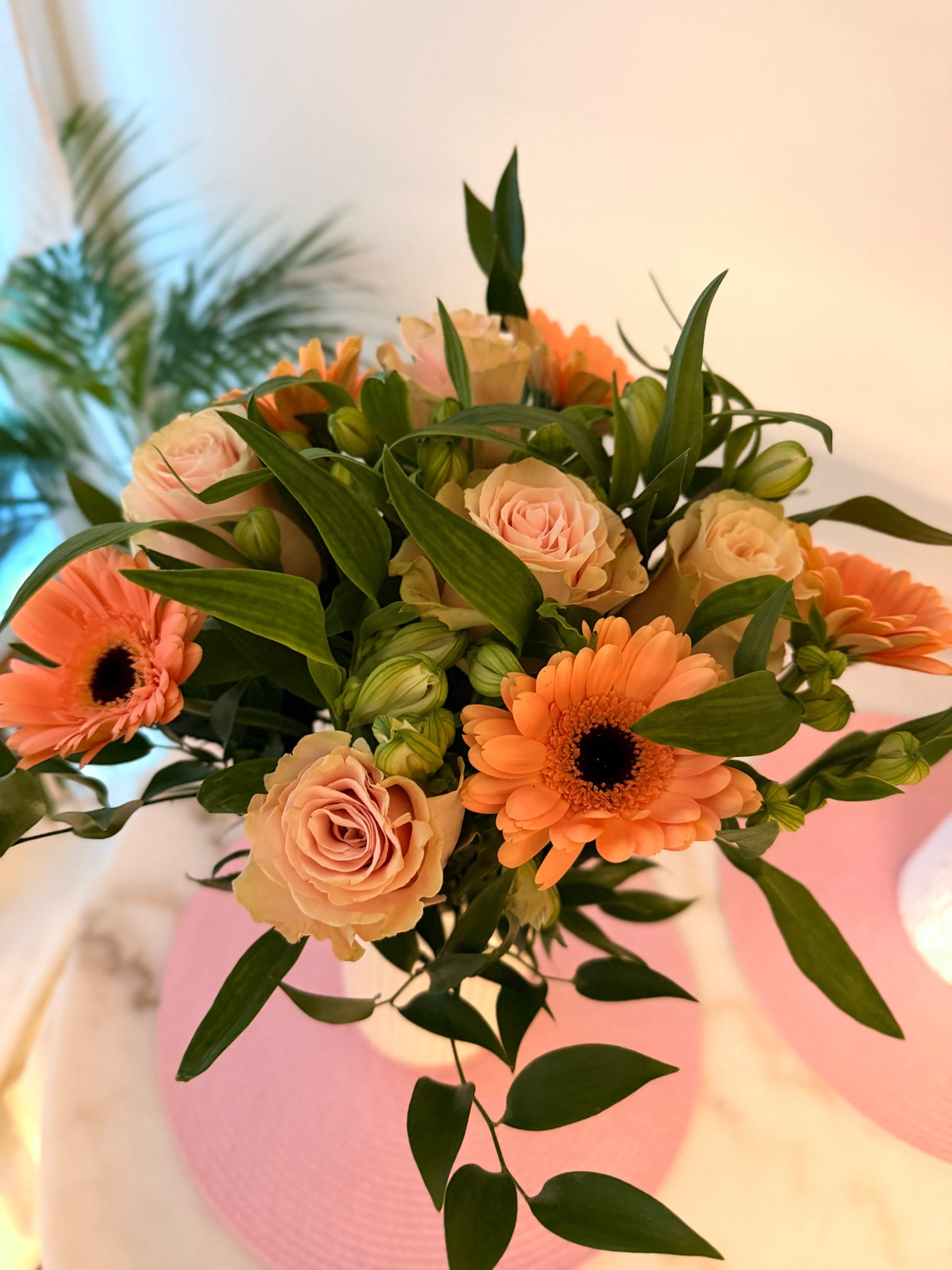 Närbild på buketten från Florister i Sverige med rosor och gerbera